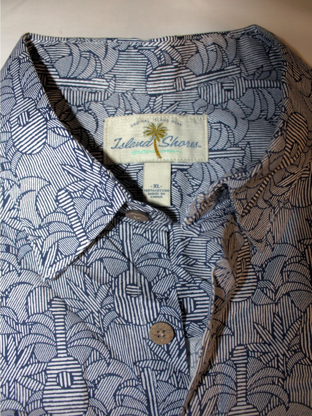 Casual Short-Sleeve Button-Down Shirt in Blue Palm Print
